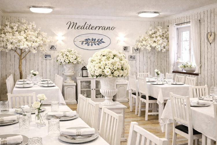 Heller Restaurantbereich „Mediterrano“ im Landhotel Römerkessel mit weiß gedeckten Tischen, Stühlen im Landhausstil und floraler Dekoration in freundlicher Atmosphäre.